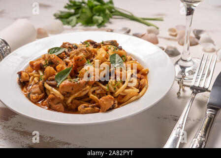 Nudeln mit Meeresfrüchten in weiße Platte auf einem weißen Hintergrund Holz, weiches Licht. Spaghetti Ai Frutti di mare, Meeresfrüchte mediterrane Gastronomie Stockfoto