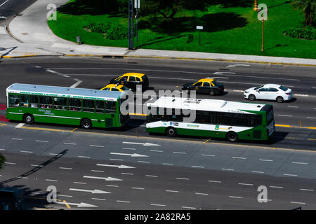 Buenos Aires, Argentinien. Oktober 26, 2019. Blick auf zwei typische Busse im öffentlichen Personennahverkehr (COLECTIVOS) Stockfoto