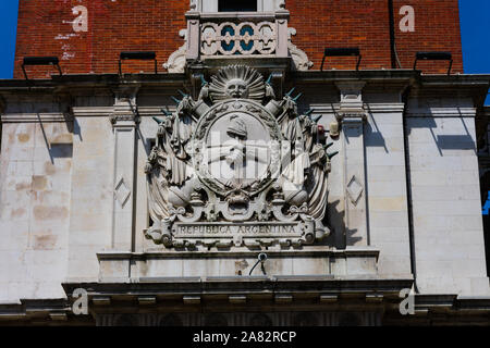 Buenos Aires, Argentinien. Oktober 26, 2019. Wappen oder shiel Argentiniens auf monumentalen Turm (Torre monumentale Fassade) Stockfoto