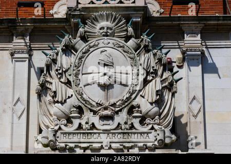 Buenos Aires, Argentinien. Oktober 26, 2019. Wappen oder shiel Argentiniens auf monumentalen Turm (Torre monumentale Fassade) Stockfoto