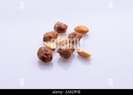 Erdnüsse praline Bonbon auf dunkelgrauem Hintergrund, Ansicht von oben, weiches Licht, kopieren Raum Stockfoto