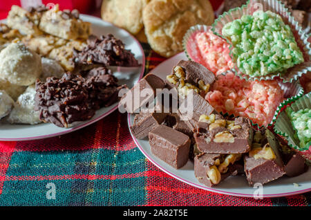 Köstliche Urlaub behandelt auf ein weihnachtliches Buffet Stockfoto