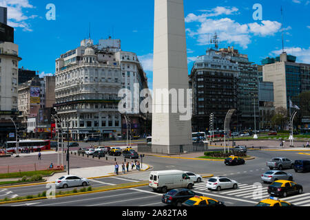 Buenos Aires, Argentinien. Oktober 26, 2019. Der Obelisk von Buenos Aires (El Obelisco) ein nationales historisches Denkmal am Platz der Republik (Plaza de la entfernt Stockfoto