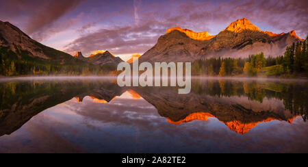 Panoramablick Keil Teich, Kananaskis, Alberta, Kanada Stockfoto