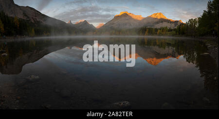 Panoramablick Keil Teich, Kananaskis, Alberta, Kanada Stockfoto