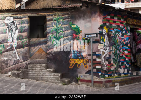 Dieses bunt bemalte Wandbild auf einem Gebäude in San Pedro La Laguna, Guatemala schildert das gesunde Leben der traditionellen Landwirtschaft. Stockfoto