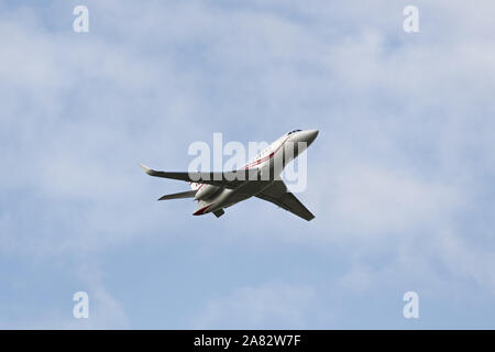 Richmond, British Columbia, Kanada. 3. Okt, 2019. Eine Dassault Falcon 2000 (C-GSBC) Corporate Jet, der Bank of Nova Scotia, Airborne nach dem Take-off. Credit: bayne Stanley/ZUMA Draht/Alamy leben Nachrichten Stockfoto