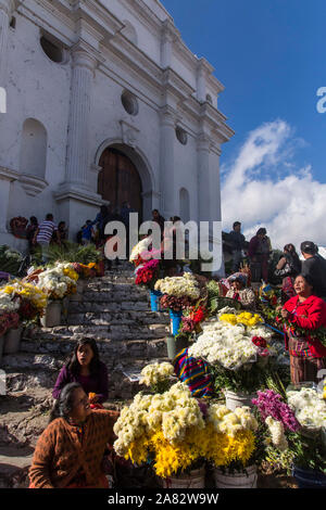 Händler verkaufen Blumen auf den Stufen der Kirche von Santo Tomas in Chichicastenango, Guatemala. Die Kirche wurde um 1545 auf den Stufen eines Maya gebaut Stockfoto