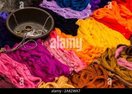 Bunte Knäuel Garn Thread zum Verkauf für die traditionelle und in der huipils tzutes, Guatemala Chichicastenango Markt. Stockfoto