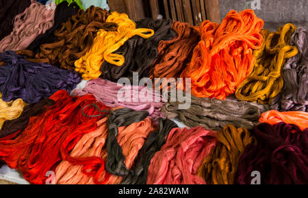 Farbige thread für das Weben und Sticken traditionelle Stoffe zum Verkauf auf dem Markt in Santiago Atitlan, Guatemala. Stockfoto