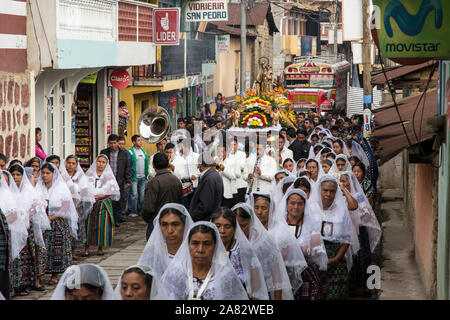 Frauen tragen das Bild der Jungfrau Maria in der Katholischen Prozession der Jungfrau von Carmen in San Pedro La Laguna, Guatemala. Stockfoto