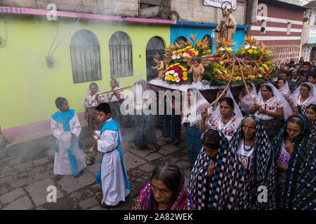 Junge Ministranten swing Räuchergefäße in der Katholischen Prozession der Jungfrau von Carmen in San Pedro La Laguna, Guatemala. Frauen in traditionellen Mai Stockfoto