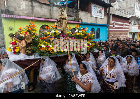 Frauen tragen das Bild der Jungfrau Maria in der Katholischen Prozession der Jungfrau von Carmen in San Pedro La Laguna, Guatemala. Frauen in traditionellen Maya Stockfoto