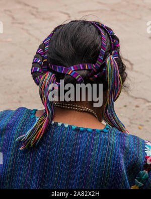 Eine Frau aus San Antonio Palopó, Guatemala, zeigt ihre aufwendige cinta oder Kopf wickeln sowie das Detail in Ihrem handgewebt und bestickt huipil b Stockfoto