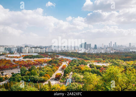 Pyeonghwa Park und Seoul city panorama Blick von Sky Park im Herbst in Seoul, Korea Stockfoto