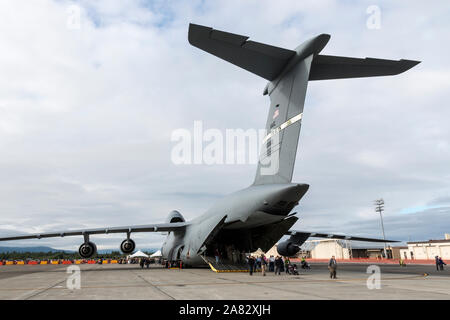 Die United States Air Force C-5 Galaxy sitzt auf statische Anzeige an die 2018 Arctic Thunder Airshow. Stockfoto