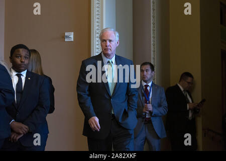 November 5, 2019, Washington, District of Columbia, USA: United States Senator Ron Johnson (Republikaner für Wisconsin) fährt der Republikanische Senat Mittagessen auf dem Capitol Hill in Washington D.C., USA, am Dienstag, 5. November 2019.. . Credit: Stefani Reynolds/CNP/AdMedia (Credit Bild: © stefani Reynolds/AdMedia über ZUMA Draht) Stockfoto