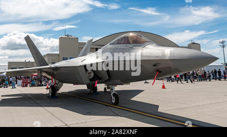 Die United States Air Force F-22 Raptor sitzt auf statische Anzeige an die 2018 Arctic Thunder Airshow. Stockfoto