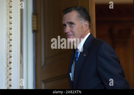 November 5, 2019, Washington, District of Columbia, USA: US-Senator (Republikaner Mitt Romney von Utah) fährt der Republikanische Senat Mittagessen auf dem Capitol Hill in Washington D.C., USA, am Dienstag, 5. November 2019.. . Credit: Stefani Reynolds/CNP/AdMedia (Credit Bild: © stefani Reynolds/AdMedia über ZUMA Draht) Stockfoto