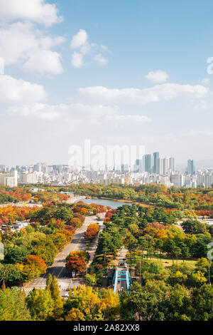 Pyeonghwa Park und Seoul city panorama Blick von Sky Park im Herbst in Seoul, Korea Stockfoto