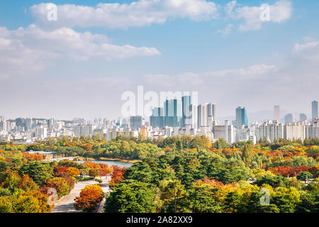 Pyeonghwa Park und Seoul city panorama Blick von Sky Park im Herbst in Seoul, Korea Stockfoto