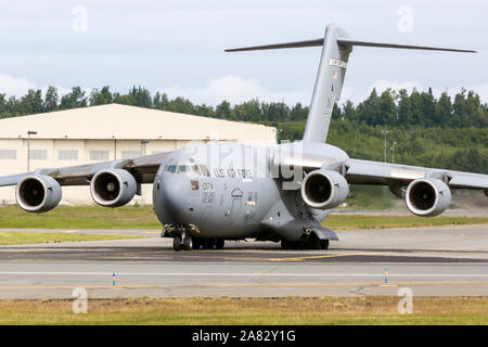 Die United States Air Force C-17 Globemaster III führt an die 2018 Arctic Thunder Airshow. Stockfoto