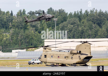 Ein United States Army CH-47 Chinook cargo Helicopter führt an die 2018 Arctic Thunder Airshow. Stockfoto