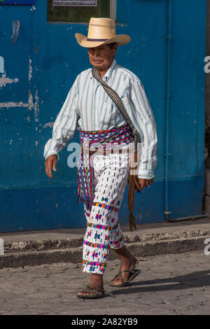 Eine ältere Maya Mann entlang einer Straße in die traditionelle Kleidung typische San Pedro La Laguna, Guatemala. Stockfoto