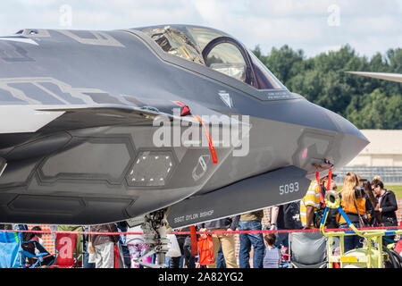 Die United States Air Force F-35 Lightning II sitzt auf statische Anzeige an die 2018 Arctic Thunder Airshow. Stockfoto