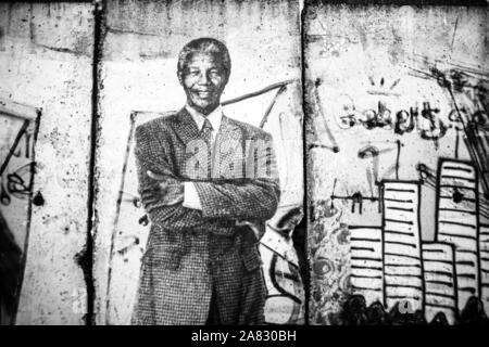 November 5, 2019: 10 Stücke der Berliner Mauer '' "Die längste Segment der Wand außerhalb Berlins - stehen auf dem Rasen auf 5900 Wilshire Boulevard, direkt vor dem Haupteingang des LACMA. Credit: Jason Ryan/ZUMA Draht/Alamy leben Nachrichten Stockfoto