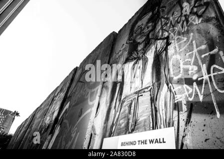 Dezember 6, 2019: 10 Stücke der Berliner Mauer '' "Die längste Segment der Wand außerhalb Berlins - stehen auf dem Rasen auf 5900 Wilshire Boulevard, direkt vor dem Haupteingang des LACMA. Credit: Jason Ryan/ZUMA Draht/Alamy leben Nachrichten Stockfoto