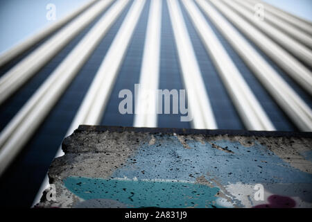 November 5, 2019: 10 Stücke der Berliner Mauer '' "Die längste Segment der Wand außerhalb Berlins - stehen auf dem Rasen auf 5900 Wilshire Boulevard, direkt vor dem Haupteingang des LACMA. Credit: Jason Ryan/ZUMA Draht/Alamy leben Nachrichten Stockfoto