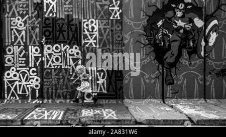 Dezember 6, 2019: 10 Stücke der Berliner Mauer '' "Die längste Segment der Wand außerhalb Berlins - stehen auf dem Rasen auf 5900 Wilshire Boulevard, direkt vor dem Haupteingang des LACMA. Credit: Jason Ryan/ZUMA Draht/Alamy leben Nachrichten Stockfoto