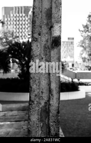 Dezember 6, 2019: 10 Stücke der Berliner Mauer '' "Die längste Segment der Wand außerhalb Berlins - stehen auf dem Rasen auf 5900 Wilshire Boulevard, direkt vor dem Haupteingang des LACMA. Credit: Jason Ryan/ZUMA Draht/Alamy leben Nachrichten Stockfoto