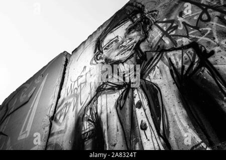 Dezember 6, 2019: 10 Stücke der Berliner Mauer '' "Die längste Segment der Wand außerhalb Berlins - stehen auf dem Rasen auf 5900 Wilshire Boulevard, direkt vor dem Haupteingang des LACMA. Credit: Jason Ryan/ZUMA Draht/Alamy leben Nachrichten Stockfoto