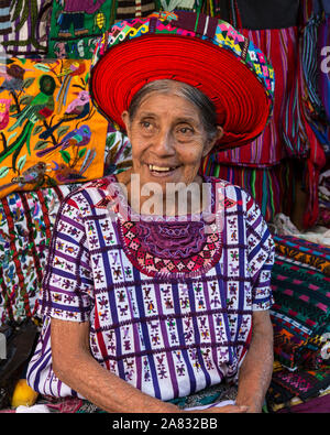 Eine ältere Maya Frau trägt traditionelle Kleidung, einschließlich einer tocoyal oder Kopf wickeln Antitlan tyipical von Santiago. Sie sind ein Symbol für Status und Behörden Stockfoto