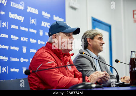 Leganes, Spanien. 05 Nov, 2019. Javier Aguirre spricht während seiner offiziellen Präsentation als neuer Manager von CD Leganes an instalacion Deportiva Butarque in Leganes. Credit: SOPA Images Limited/Alamy leben Nachrichten Stockfoto