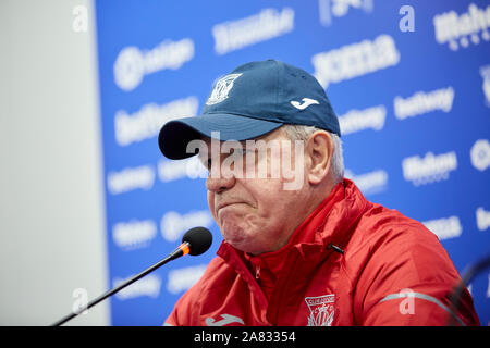 Leganes, Spanien. 05 Nov, 2019. Javier Aguirre spricht während seiner offiziellen Präsentation als neuer Manager von CD Leganes an instalacion Deportiva Butarque in Leganes. Credit: SOPA Images Limited/Alamy leben Nachrichten Stockfoto