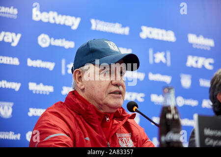 Leganes, Spanien. 05 Nov, 2019. Javier Aguirre spricht während seiner offiziellen Präsentation als neuer Manager von CD Leganes an instalacion Deportiva Butarque in Leganes. Credit: SOPA Images Limited/Alamy leben Nachrichten Stockfoto