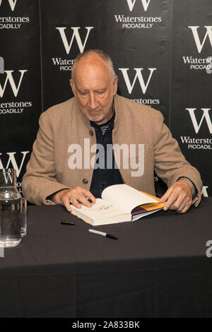 London, Großbritannien. 05 Nov, 2019. Pete Townshend zeichen Exemplare seines Romans das Alter der Angst' bei Waterstones Piccadilly in London. Credit: SOPA Images Limited/Alamy leben Nachrichten Stockfoto