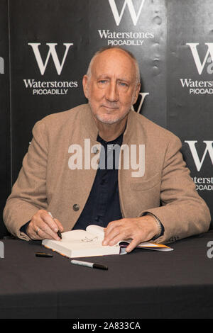 London, Großbritannien. 05 Nov, 2019. Pete Townshend zeichen Exemplare seines Romans das Alter der Angst' bei Waterstones Piccadilly in London. Credit: SOPA Images Limited/Alamy leben Nachrichten Stockfoto