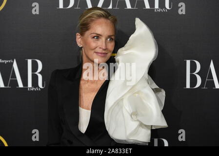 Madrid, Spanien. 05 Nov, 2019. Sharon Stone nimmt an der Harper Basar Awards 2019 in Santoña Palace in Madrid. Die amerikanische Schauspielerin, Produzentin und ehemaligen fashion model Sharon Vonne Stein das Symbol International Harper's Bazaar Award 2019 erhalten. Credit: SOPA Images Limited/Alamy leben Nachrichten Stockfoto