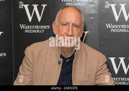 London, Großbritannien. 05 Nov, 2019. Pete Townshend zeichen Exemplare seines Romans das Alter der Angst' bei Waterstones Piccadilly in London. Credit: SOPA Images Limited/Alamy leben Nachrichten Stockfoto