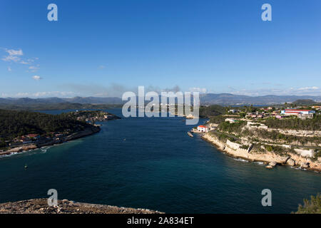 Santiago De Kuba - 29. Dezember 2015: Besuch in El Morro Castle in Santiago de Cuba, Kuba. Panoramablick von der Burg Stockfoto