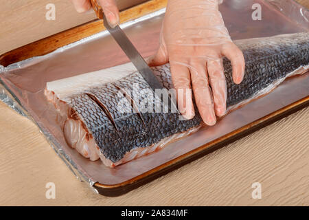 Raw Forellen fischen in der Schnitte auf Fisch zum Backen Stockfoto