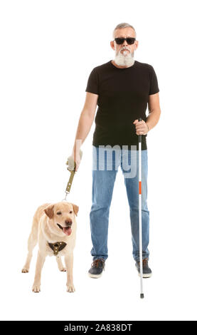 Blind reifer Mann mit Hund auf weißem Hintergrund Stockfoto