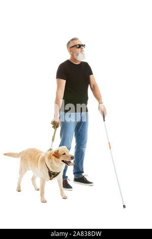 Blind reifer Mann mit Hund auf weißem Hintergrund Stockfoto