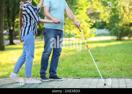 Blind reifer Mann mit Tochter wandern in Park Stockfoto