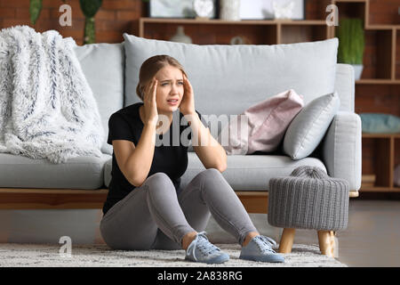 Frau mit Panikattacken zu Hause Stockfoto