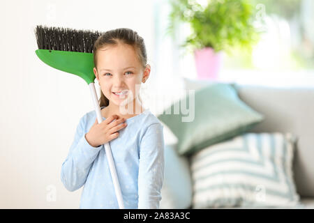 Kleines Mädchen mit Pinsel Reinigung flach Stockfoto